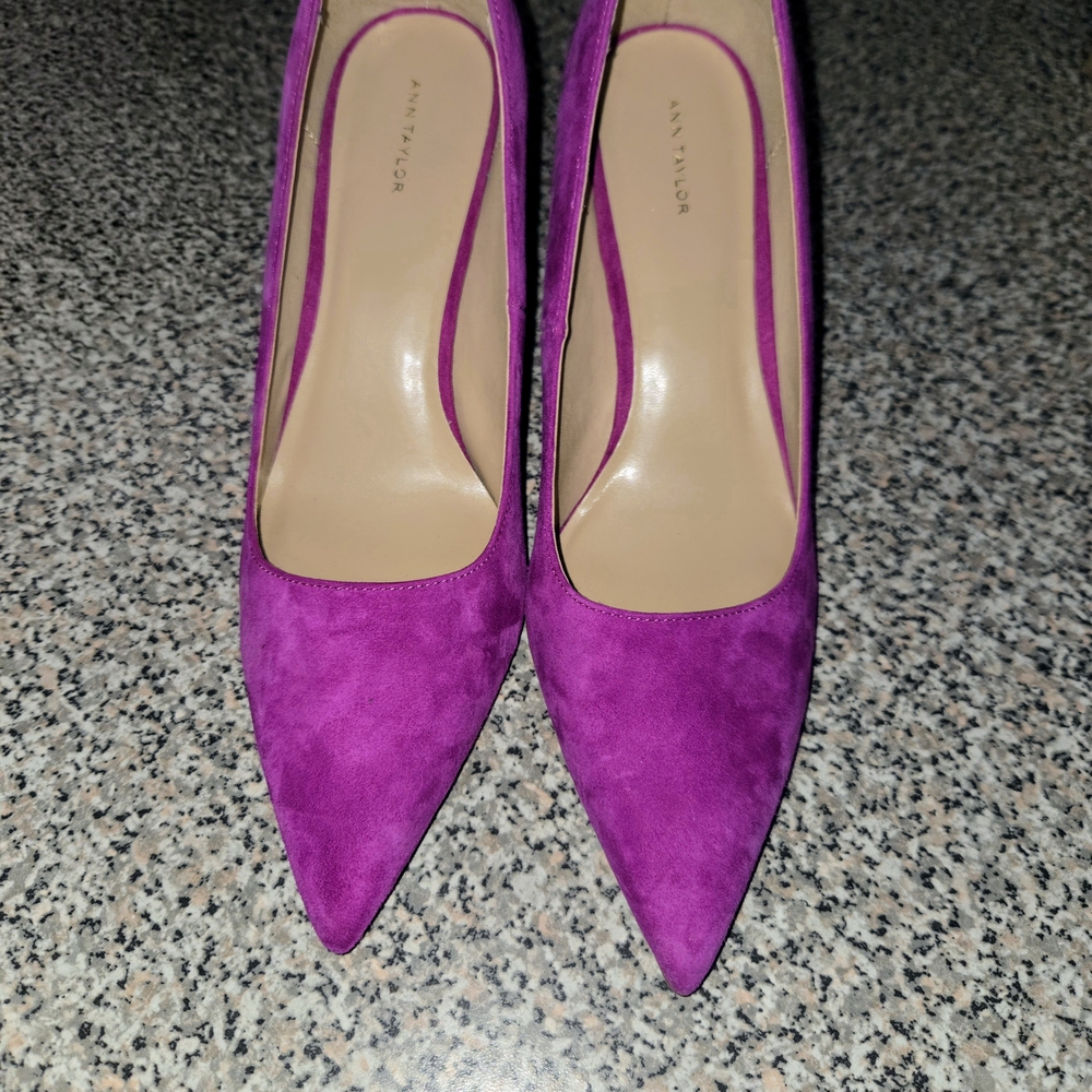 Beautiful Ann Taylor Women's Magenta Suede Pumps NEVER WORN